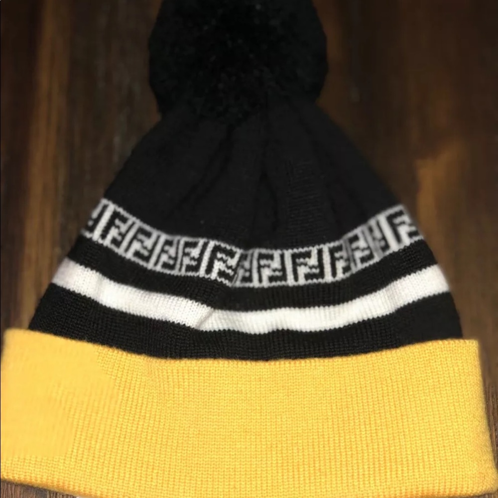 NEW W/TAGS AUTHENTIC FENDI WINTER KNIT HAT